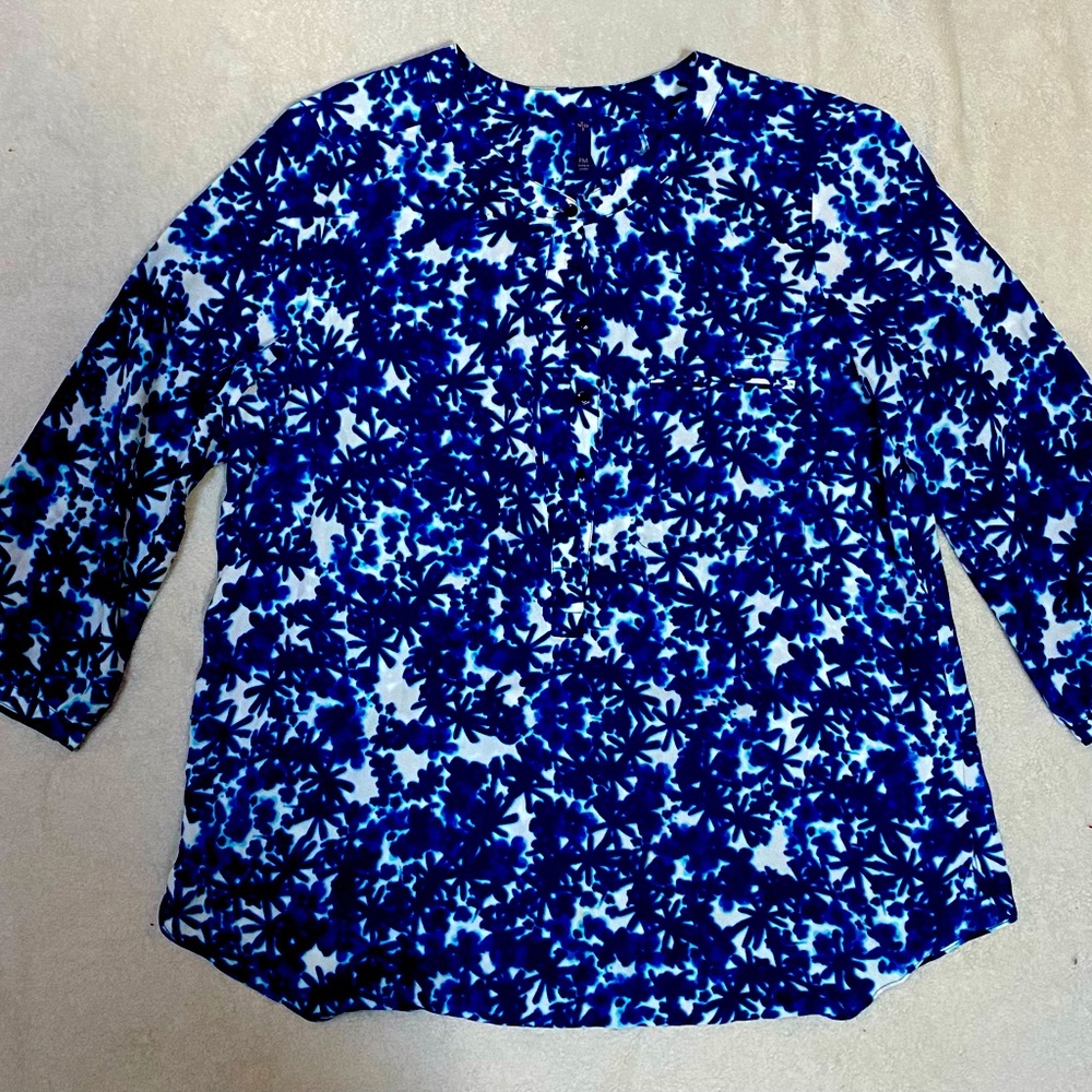 Blue & white, flowy top. 3/4 length ssleeves, buttons from neck to chest.  SZ PM
